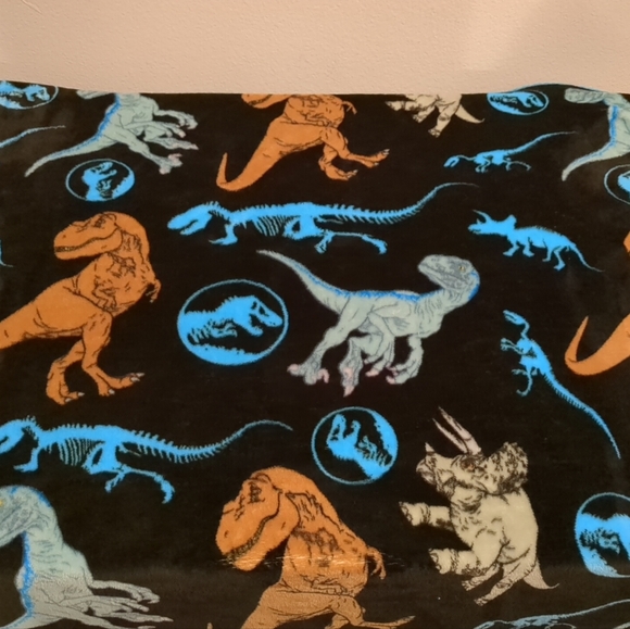 JURASSIC WORLD FLEECE THROW SUPER SOFT BLANKET UNIVERSAL STUDIOS DINOSAURS - Picture 1 of 7